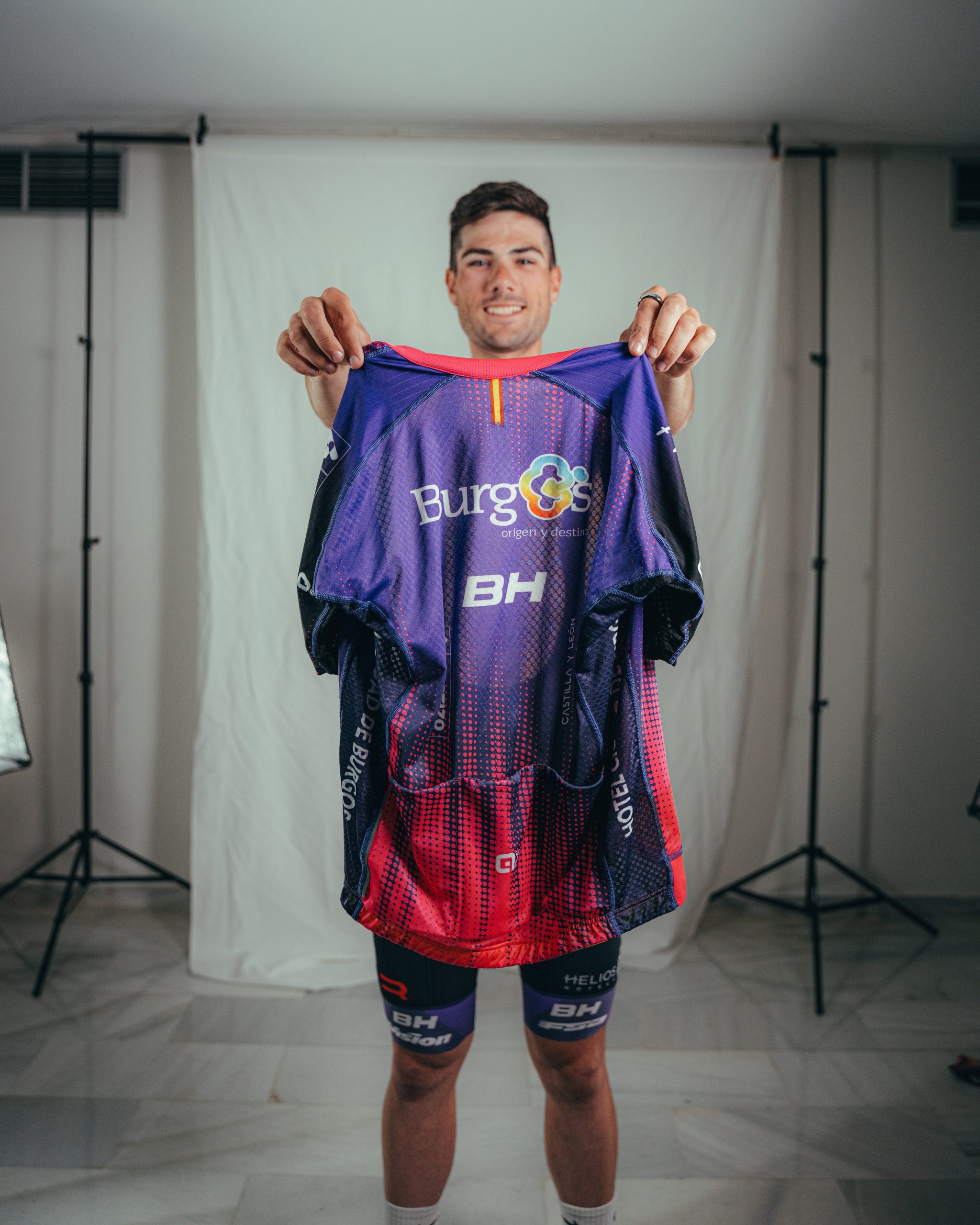 El Burgos BH presenta su nuevo maillot inspirado en la Catedral de Burgos