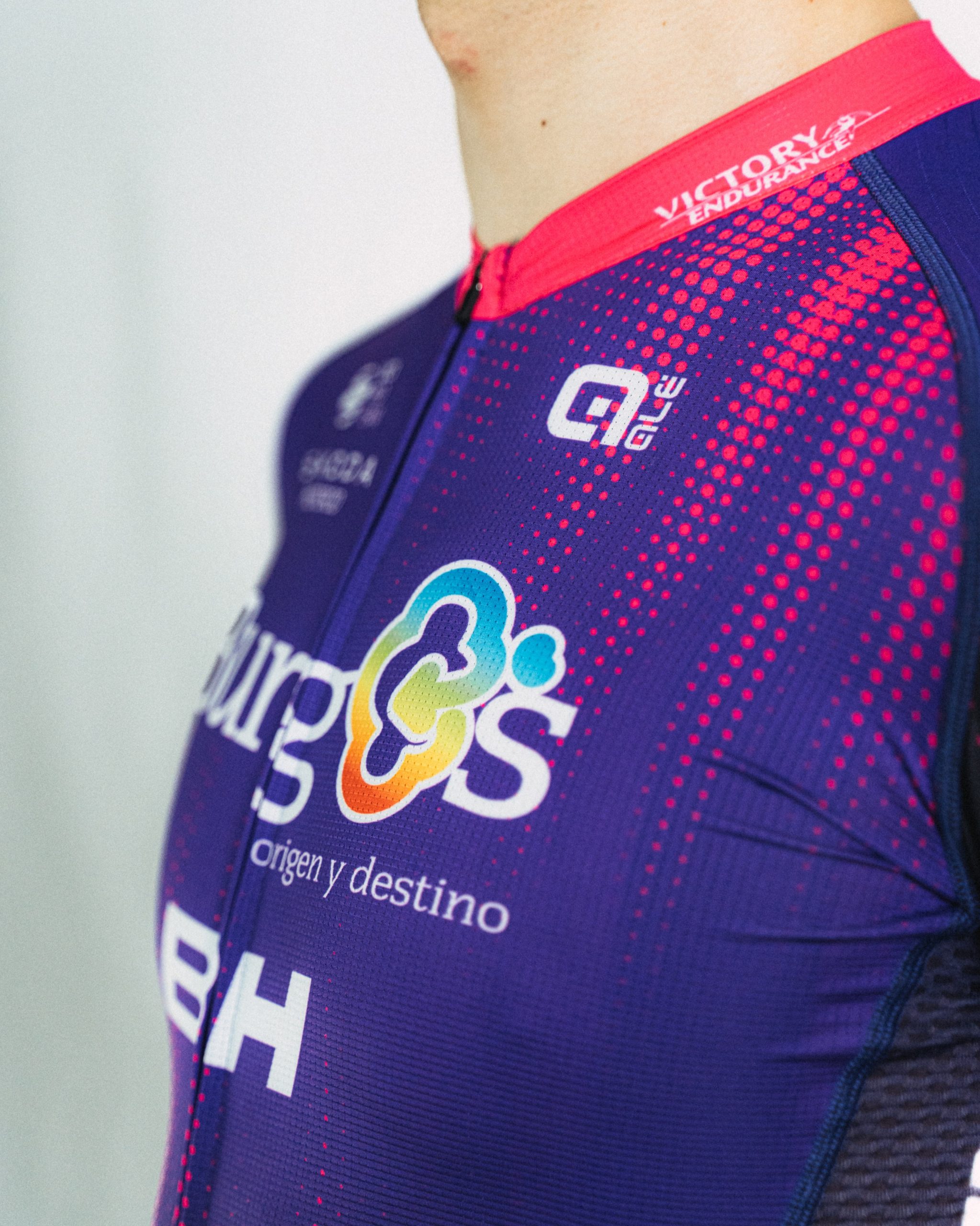 El Burgos BH presenta su nuevo maillot inspirado en la Catedral de Burgos