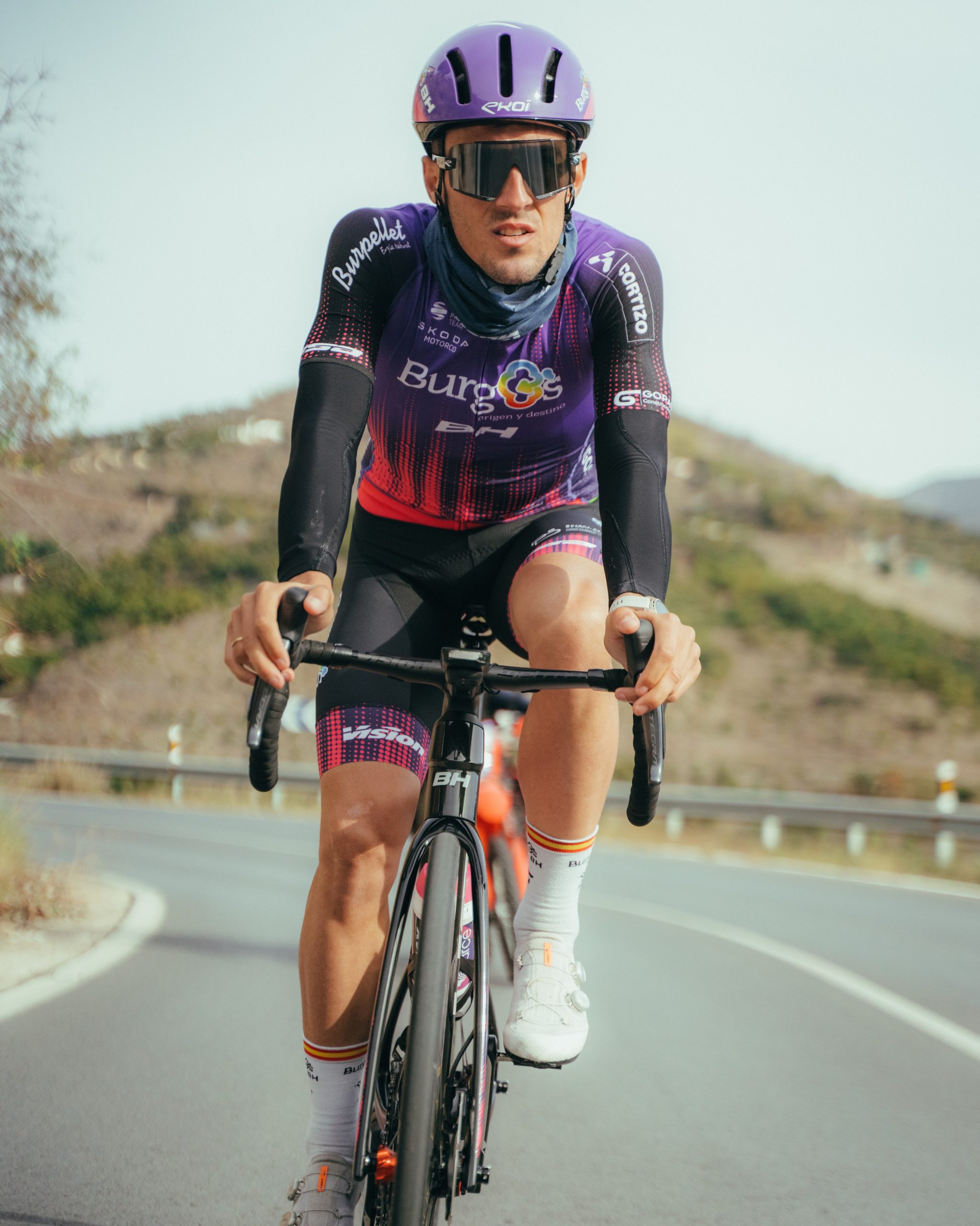 El Burgos BH presenta su nuevo maillot inspirado en la Catedral de Burgos